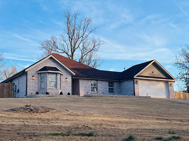 13758 Cloverdale Rd — Photo 2