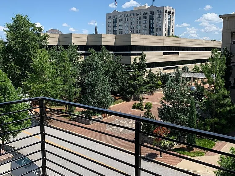 142 Social: Luxury 1 & 2 bedroom apartments with private outdoor space and covered, secured parking. — Photo 22