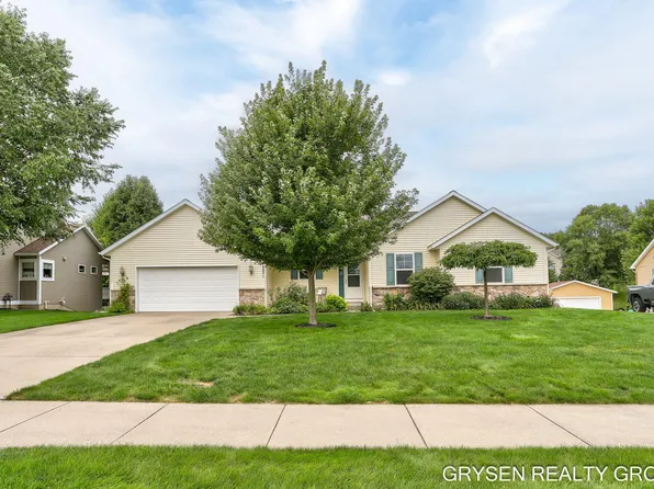 7483 Medinah Dr, Hudsonville, MI 49426