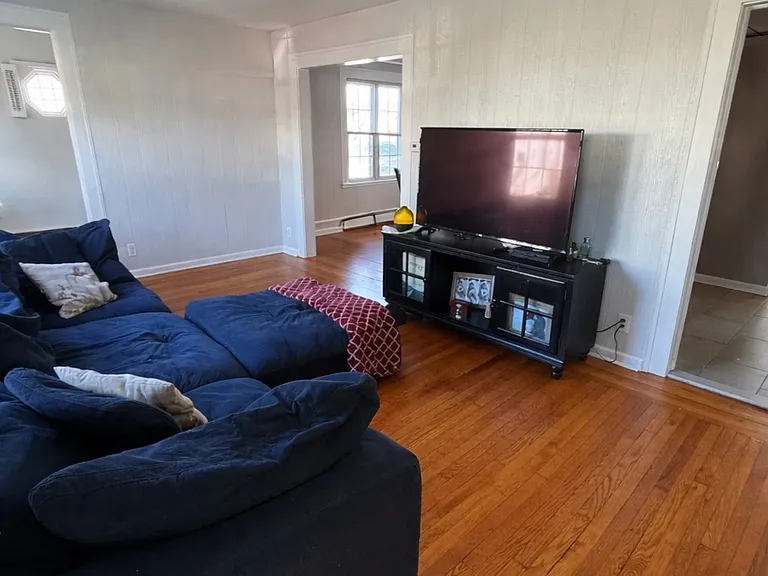 908 Linden Ave — Photo 2