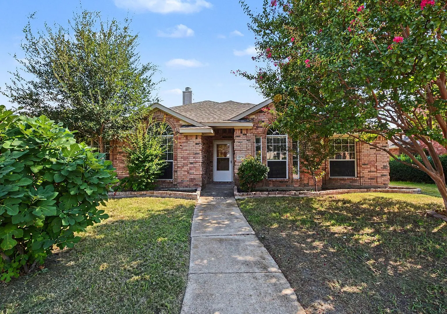 Welcome to 1306 Woodmont Dr in Allen, TX! This charming home offers a warm and inviting layout wi... — Photo 2