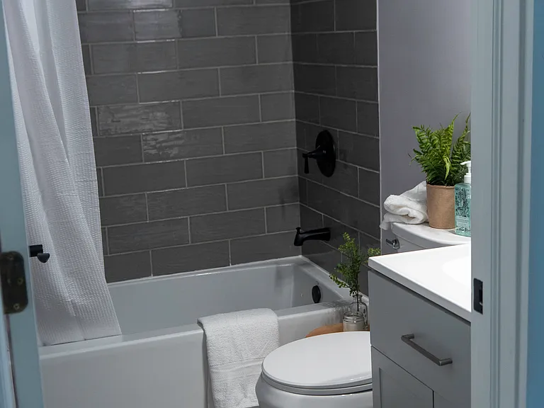 817 Perry St — Photo 2