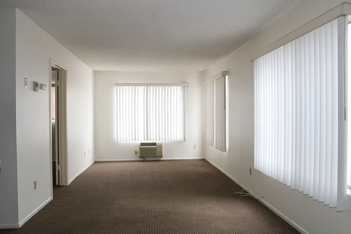 Building Photo - 13705 Franklin St #5
