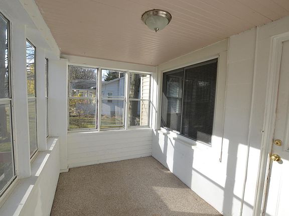 3rd image of 311 Farnham St SE