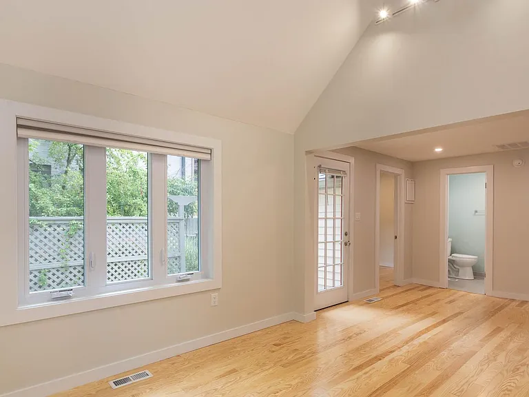 208 S Rogers St — Photo 5