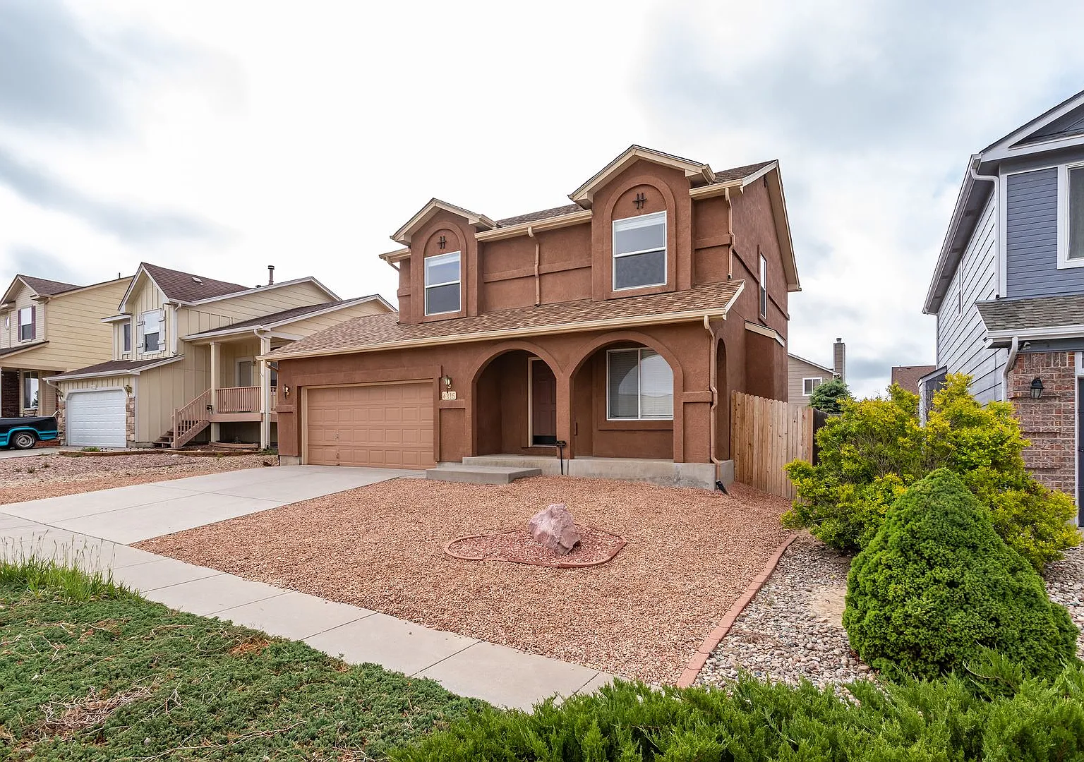 Beautiful Two-Story Home in Desirable Soaring Eagles — Photo 2