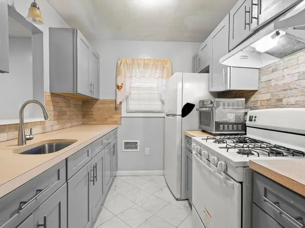 12 Bayview Avenue image 8 of 27