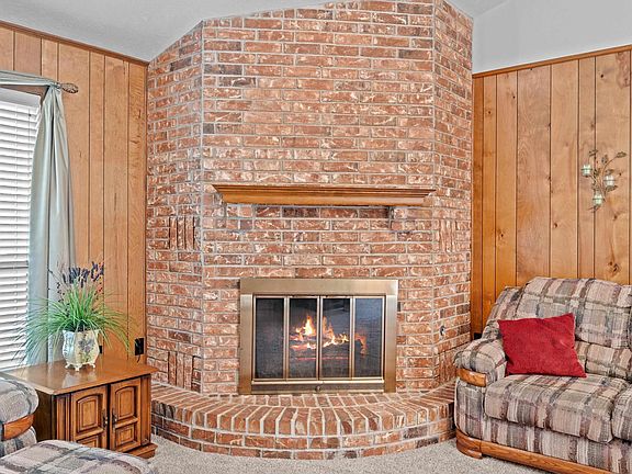 3rd image of 9 Pebble Brook Dr