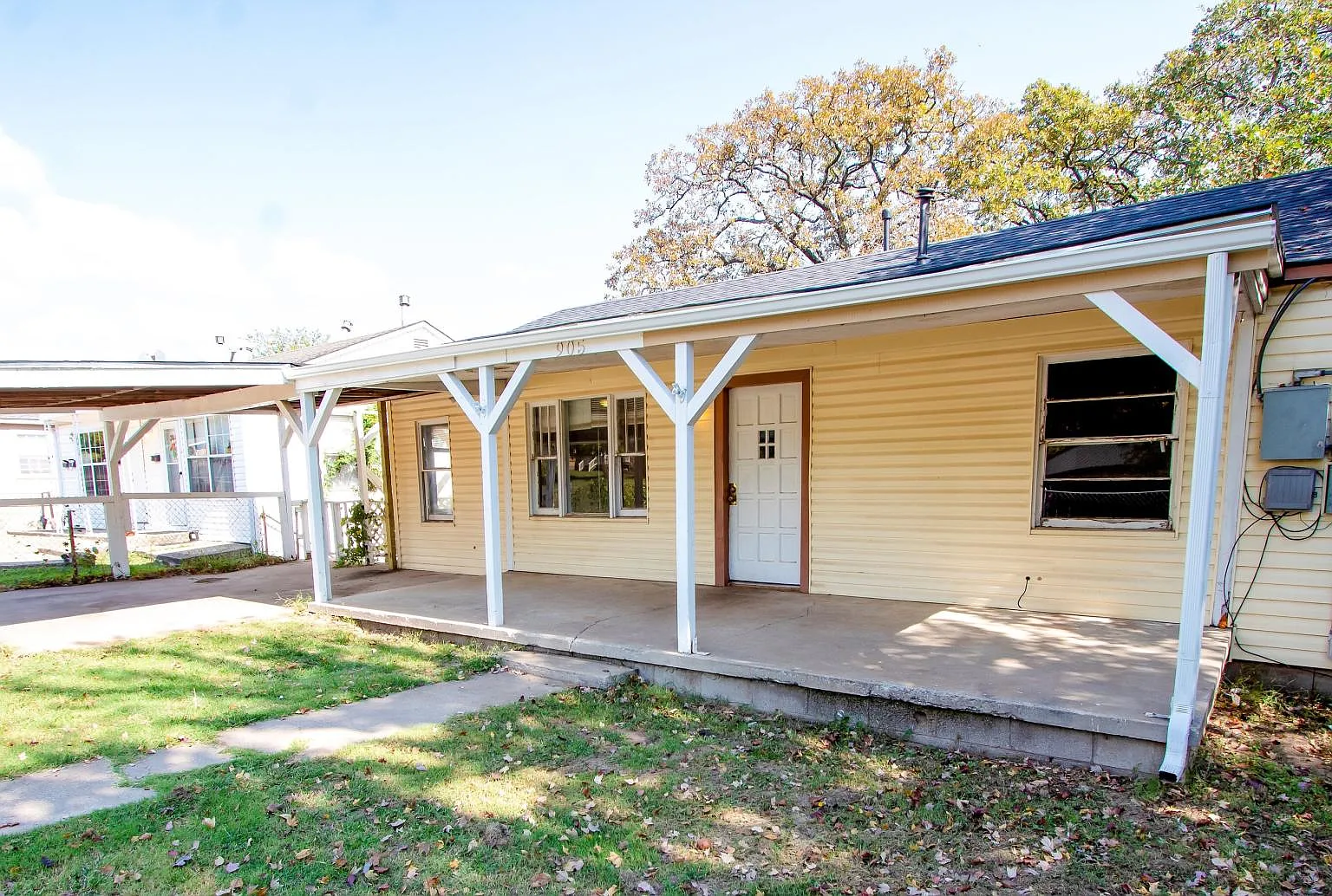 905 N Wilson Ave — Photo 1