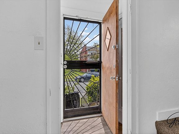 3rd image of 18557 Wexford St