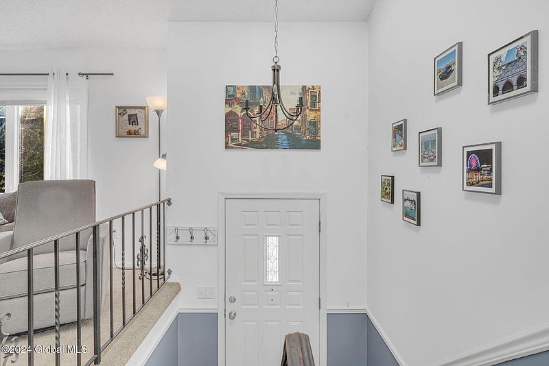 4th image of 33 Cresthaven Avenue