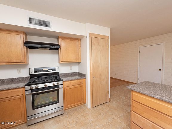 5th image of 332 E Mariposa