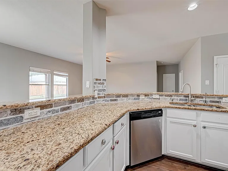 502 Mornington Ln — Photo 22