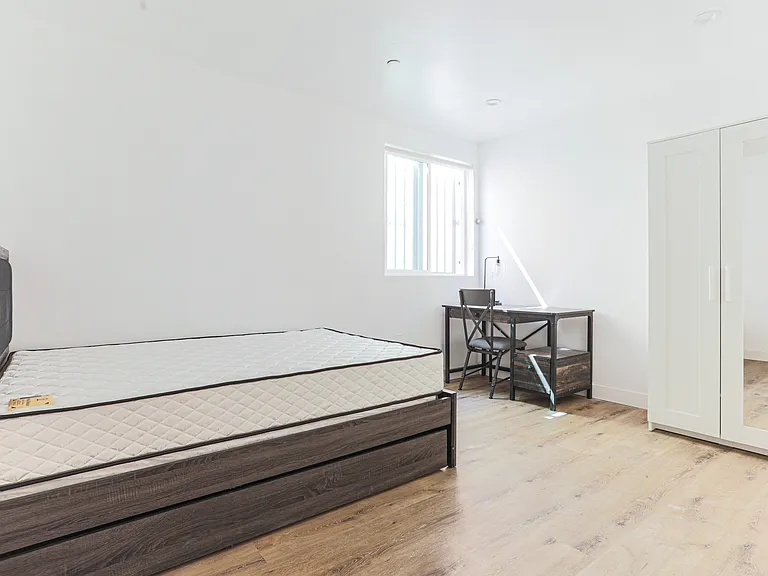 1534 W 35th St — Photo 24