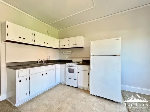 538 N Main St, Hendersonville, NC