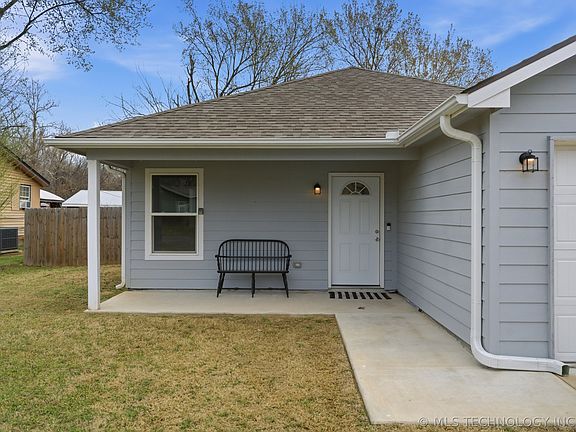 3rd image of 607 Valley Dr