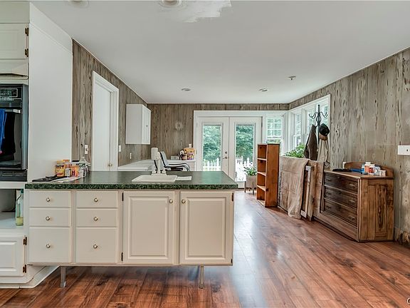 4th image of 830 State St