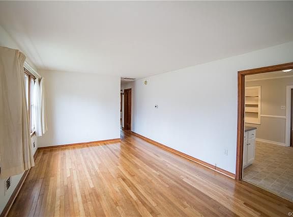5th image of 4218 Fenwick St