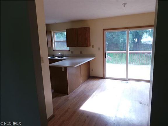 3rd image of 195 Edgehill Dr