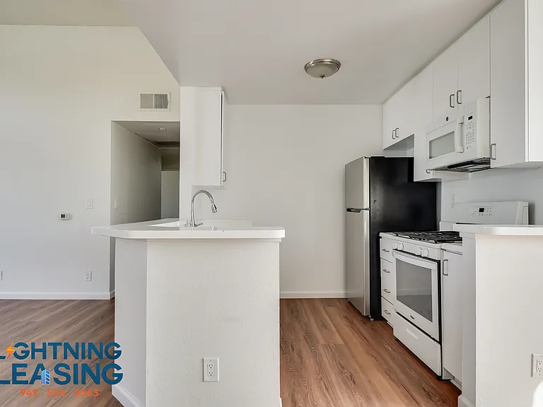 7370 Hawthorn Ave #305 — Photo 15