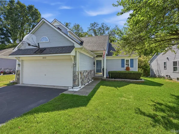 1033 Yorick Path, Wixom, MI 48393