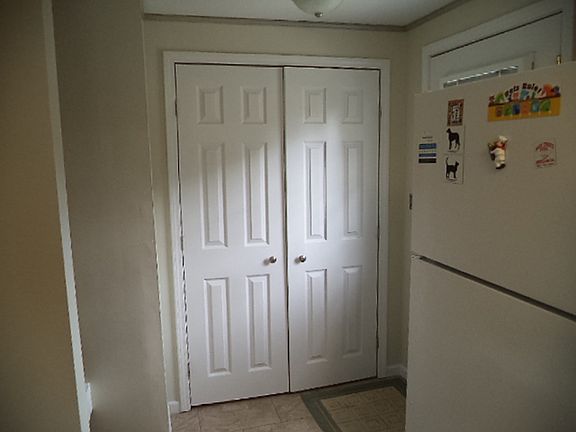 5th image of 419 Adrian St