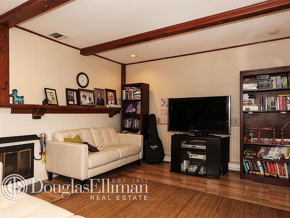 1st image of 19 Southwood Cir