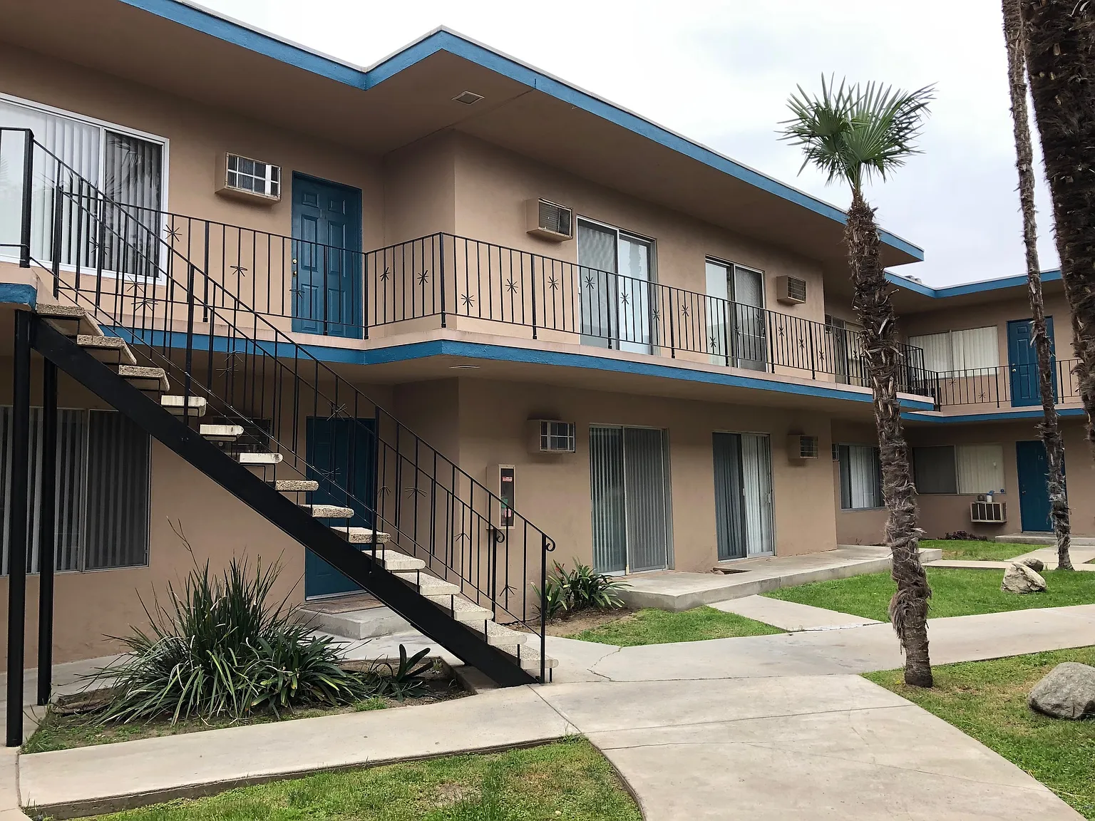 Winnetka Palms — Photo 1