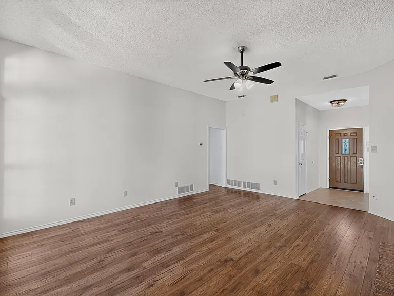 1426 Mapleview Dr — Photo 6