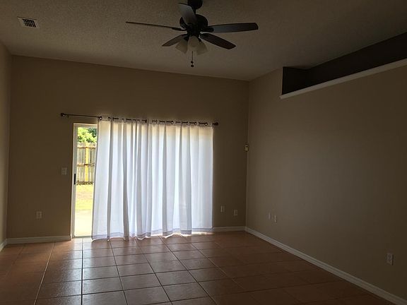 4th image of 786 Country Woods Cir