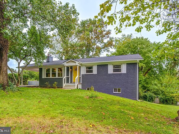 2nd image of 10714 Oak Pl