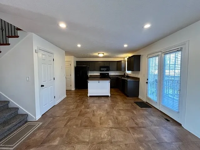 3 bed, 1979 sqft, $1,850 — Photo 3