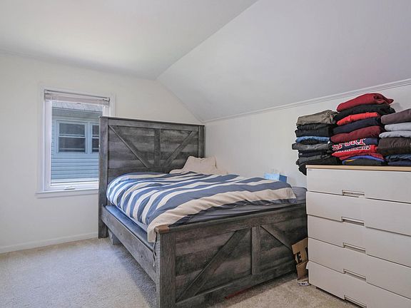 4th image of 4 Oak Ln E