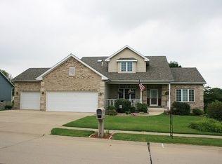 1109 Springbrook Ln, De Witt, IA 52742