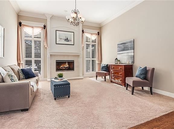 5th image of 641 NE Lake Pointe Dr