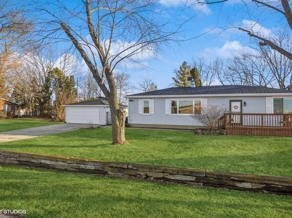 5 Roosevelt Rd, Lake In The Hills, IL 60156