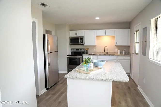114 Roberts Blvd — Photo 2