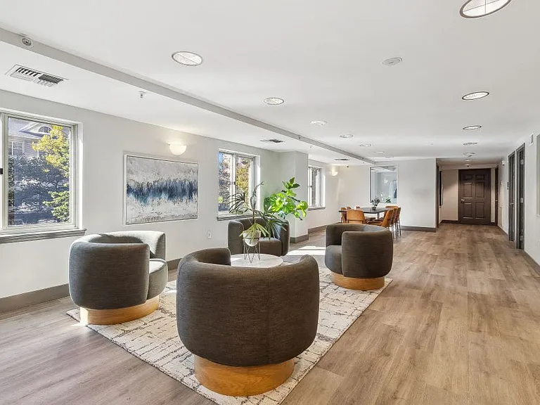 Sofi At 50 Forest — Photo 26