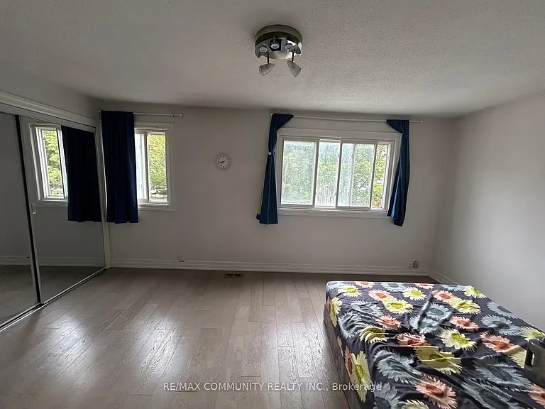 80 Raleigh Cres S — Photo 4