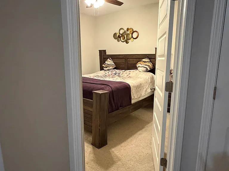 1049 Lathrop Ln — Photo 9