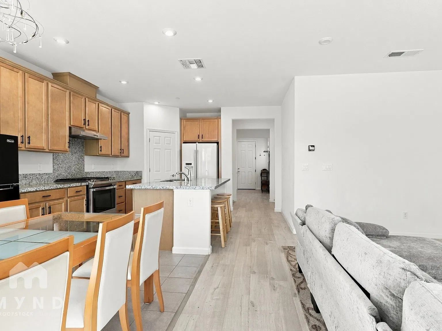 4 bed, 3.5 bath, 2216 sqft, $3,199 — Photo 3