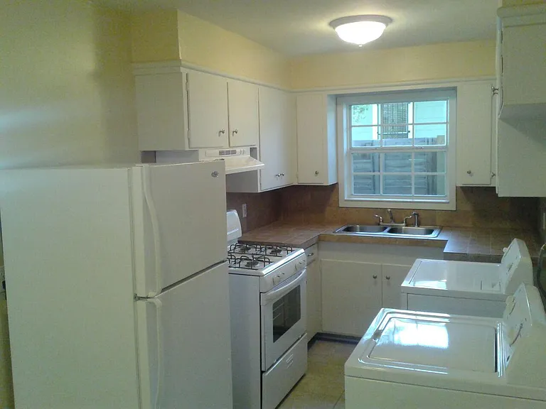 356 E Craig Pl — Photo 4