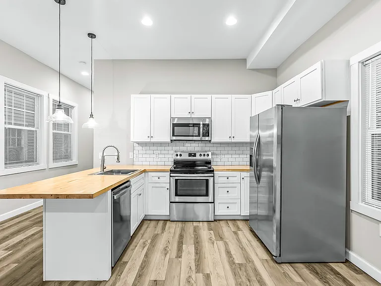 1112 E Spring St #1 — Photo 5