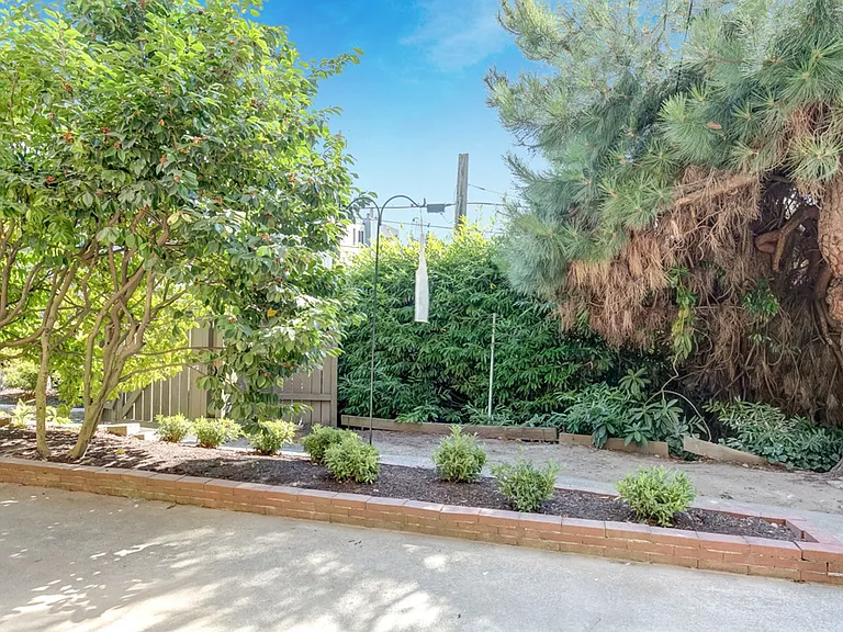 Queen Anne Fiveplex — Photo 15