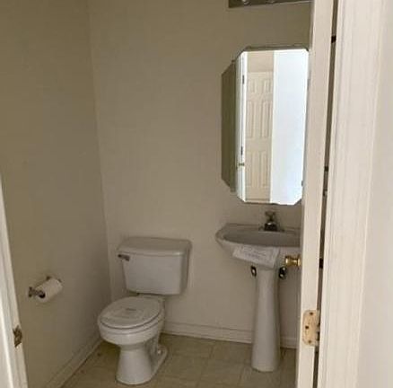 3rd image of 10 Ashby Ln Unit 10