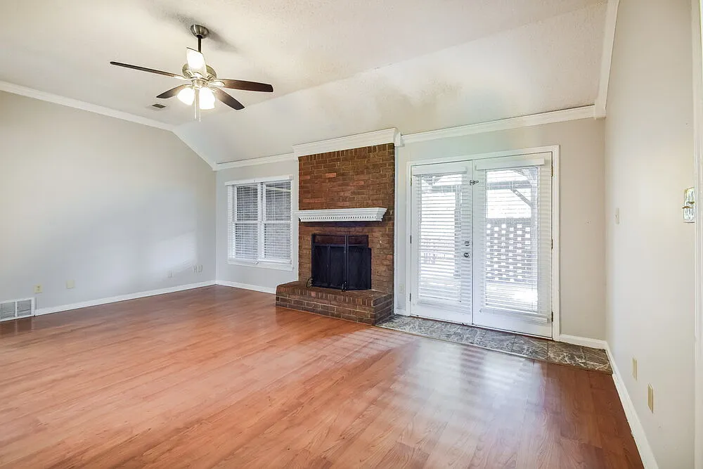 3 bed, 2.0 bath, 1870 sqft, $1,965 — Photo 4