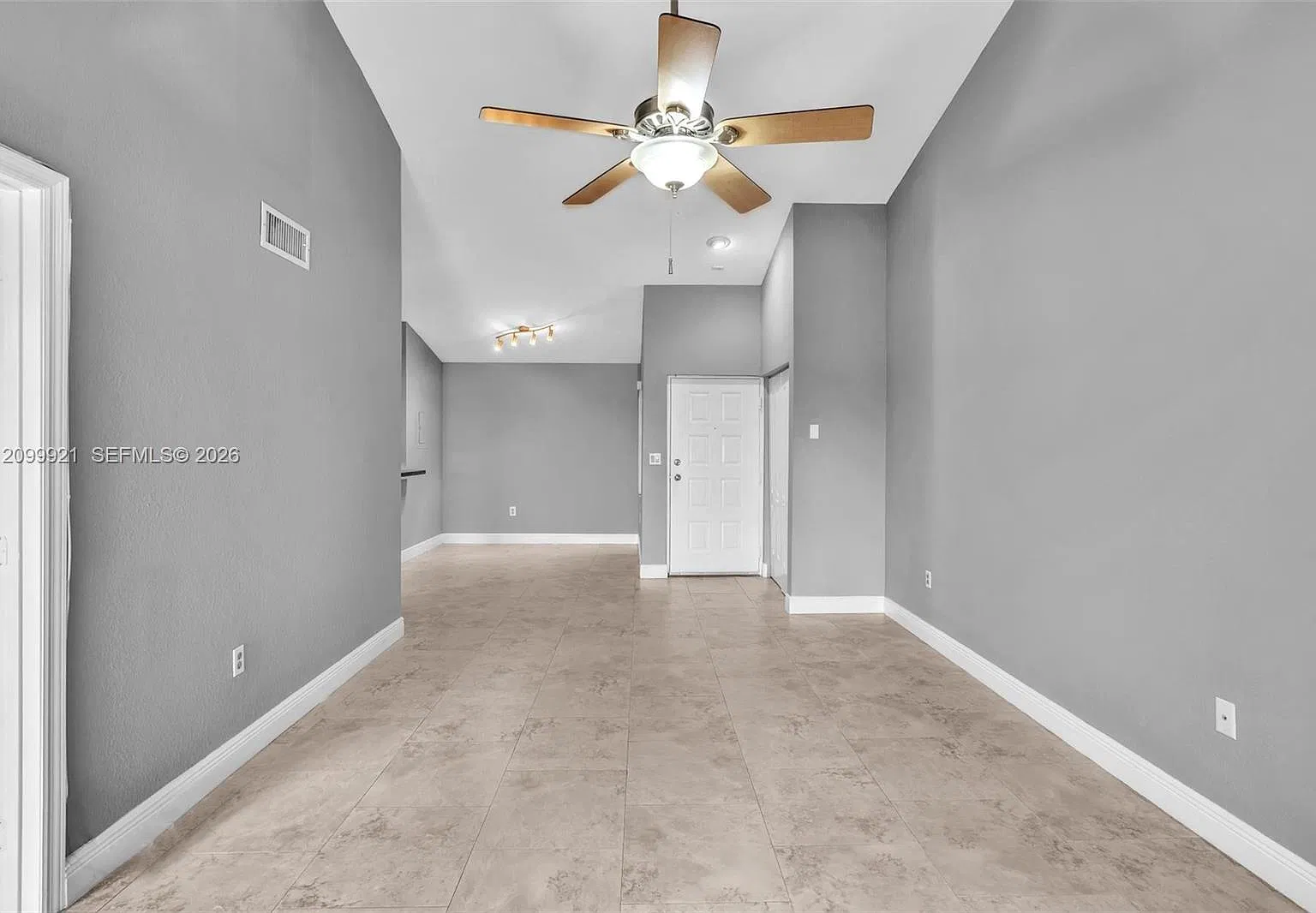 Lakeview Club Condo — Photo 3