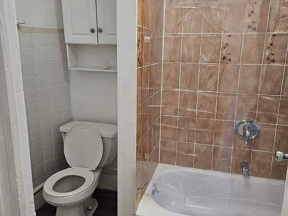 5th image of 143 Bedford Ave Floor 1