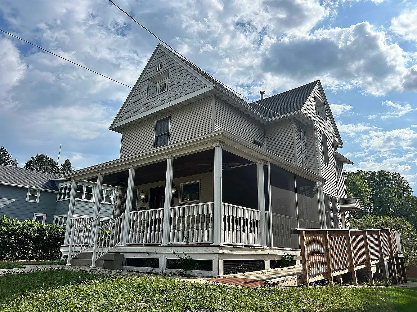 5 bed, 1941 sqft, $2,295 — Photo 2