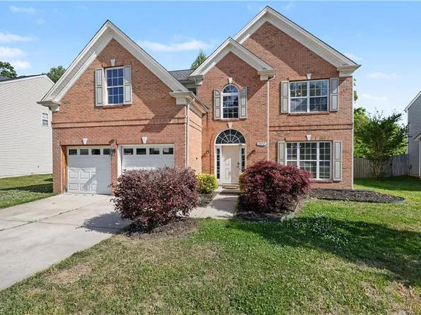 1579 Pondhaven Dr, High Point, NC 27265